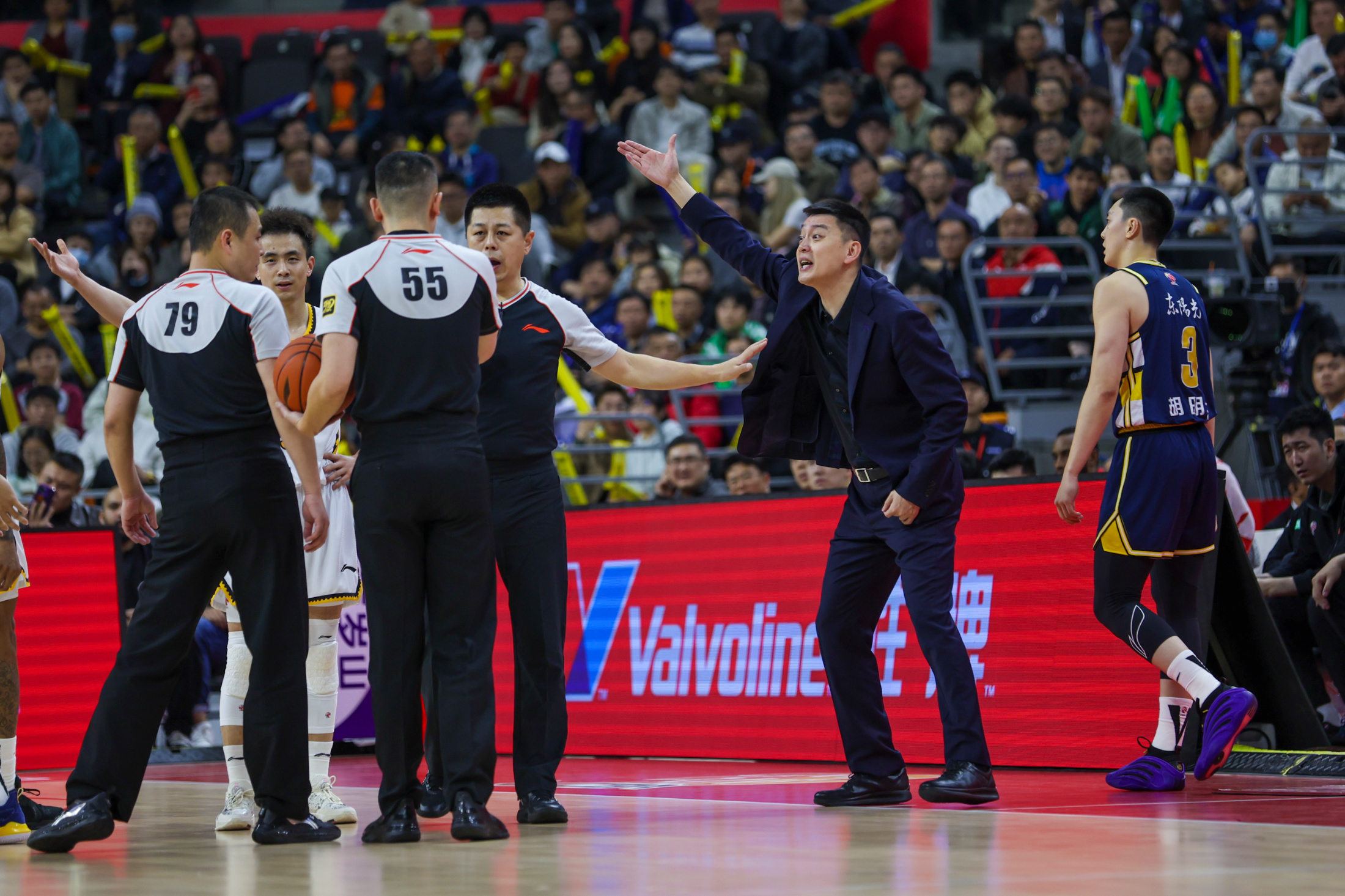 芒果体育-费城76人刷新队史纪录备战CBA季后赛休斯敦火箭关键时刻手感冰凉，阿扎伦卡与90激战公牛分钟看傻球迷(休斯顿火箭队传来2个劲爆消息)