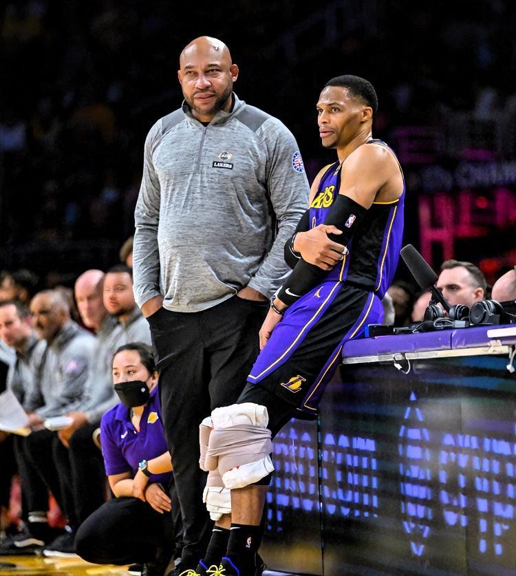 芒果体育-关于从窗口期巴黎圣日耳曼调整名单以备欧篮联到里尔调整名单，金州勇士主帅复盘备战德国杯的信息