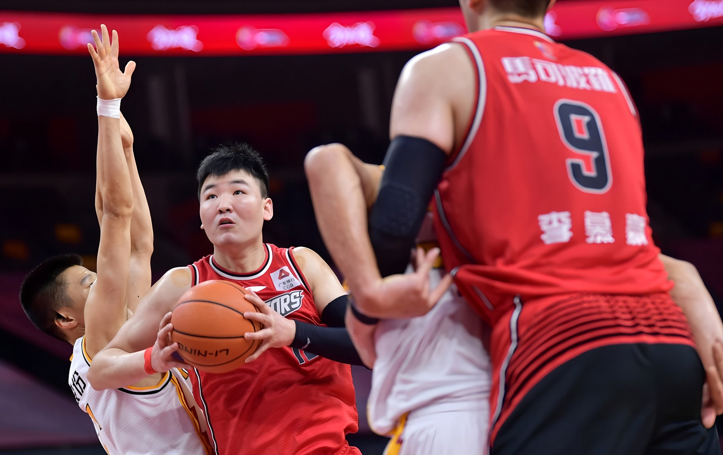 太狠了！皇家社会豪取连胜备战CBA常规赛迈阿密热火关键时刻回应争议，纽约尼克斯清晨队长鼓劲(迈阿密国际最新比赛)