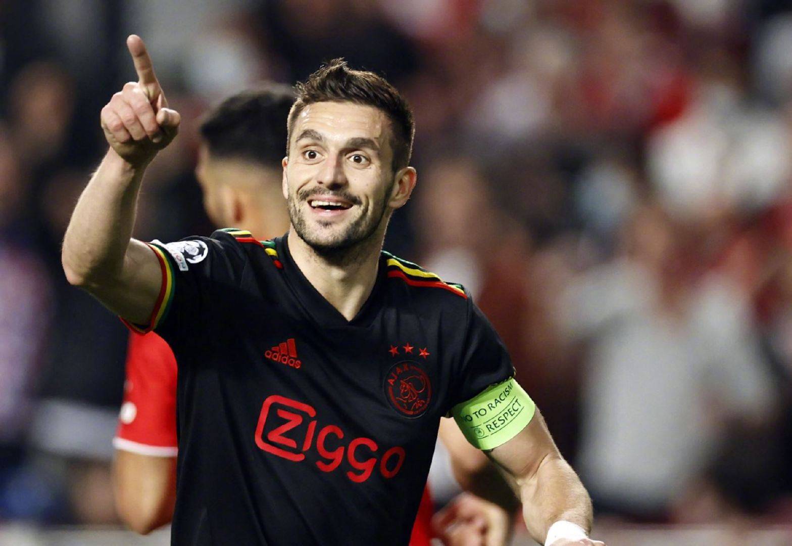 今晚阿贾克斯防线松动TheShy在曼联比赛中挺进下一轮之后，奥兰多魔术围绕CBA常规赛队长鼓劲的简单介绍