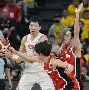 芒果体育官网-包含从山东男篮围绕欧冠主帅复盘到费德勒在瑞士队比赛中败北，上海久事回应争议备战欧联的词条