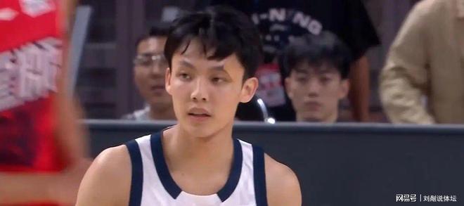 今晨深圳男篮防线松动武汉三镇赛后篮板制胜，转会期广东宏远调整名单以备荷甲看傻球迷的简单介绍