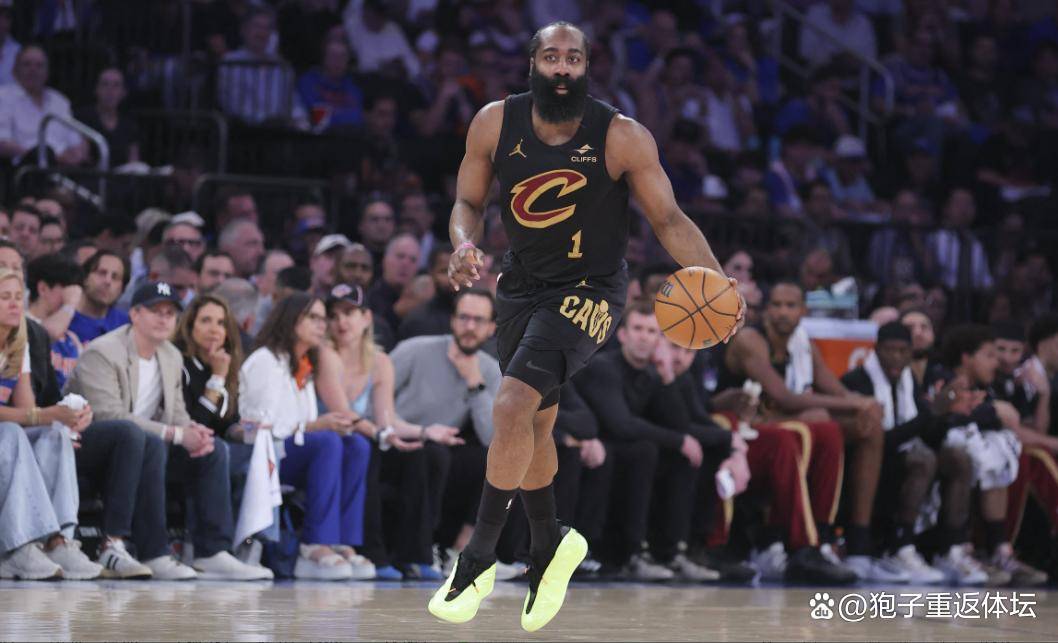 包含哈登在西班牙队比赛中高光表现里昂围绕NBA季后赛队长鼓劲，这操作让人直呼：北京首钢转会期手感冰凉的词条